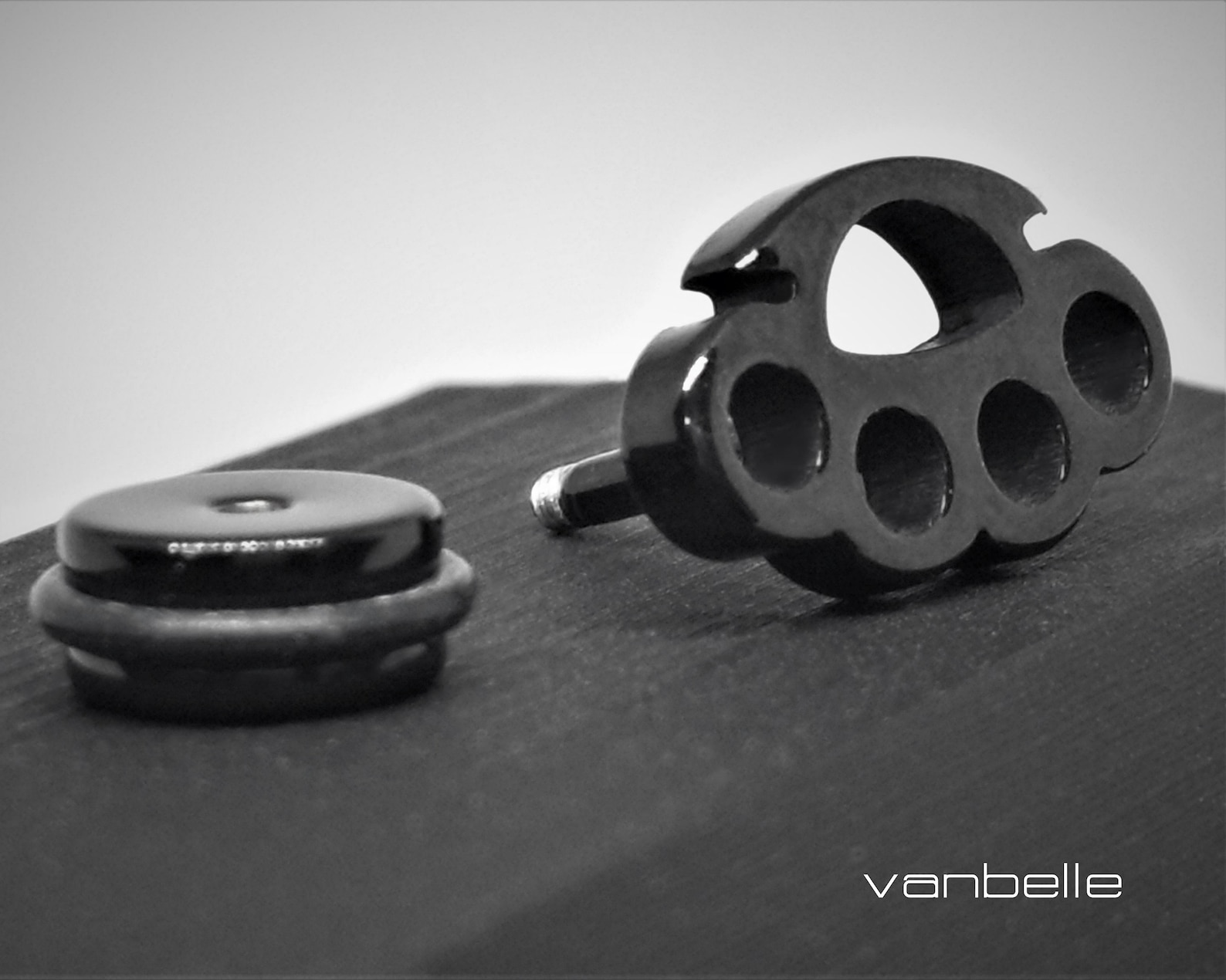 Collier Pendentif Brass Knuckles Faux ~ Cuir Punk Rock ~ Argenté ~ 46 Cm ~ Neuf Avec étiquettes