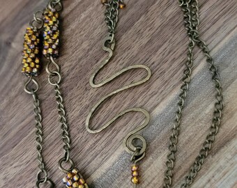 Handgemaakte antiek koperen ketting: Tsjechische kralen en abstracte hanger