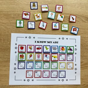 K&ouml;nnte beinhalten: Lehrreiches ABC-Lernset mit farbigen quadratischen Kacheln mit Illustrationen und W&ouml;rtern wie &bdquo;Apfel&ldquo;, &bdquo;Biene&ldquo; und &bdquo;Auto&ldquo;. Das Set enth&auml;lt ein passendes Board mit dem Text &bdquo;I KNOW MY ABC&ldquo; und Sternverzierungen.