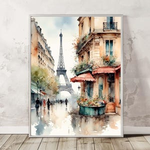Pode incluir: Uma impress&atilde;o de arte em aguarela que retrata uma cena de rua parisiense com a Torre Eiffel ao fundo. A composi&ccedil;&atilde;o apresenta edif&iacute;cios de v&aacute;rios andares com varandas, um toldo vermelho sobre uma montra e pe&otilde;es no pavimento molhado.