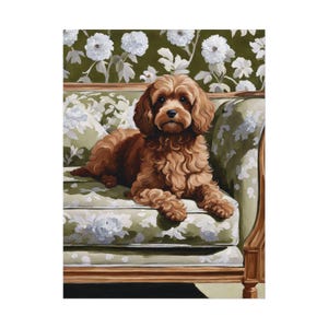 Peut inclure: Peinture d'un chien Cavapoo brun reposant sur un canapé à motifs floraux. Le canapé a un fond vert clair avec des motifs floraux blancs. Le mur derrière le canapé a un fond vert foncé avec des motifs floraux blancs.