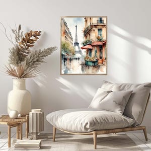 Pode incluir: Uma pintura em aguarela emoldurada que retrata uma cena de rua parisiense com a Torre Eiffel ao fundo, apresentando um edif&iacute;cio de esquina com toldo vermelho, floreiras e pe&otilde;es a caminhar por uma rua urbana luminosa e h&uacute;mida.