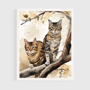 Puede incluir: Dos gatos atigrados posados en una rama de árbol, pintados en estilo acuarela. Los gatos miran al espectador con una expresión curiosa. El fondo es de un marrón suave con toques de verde y blanco.