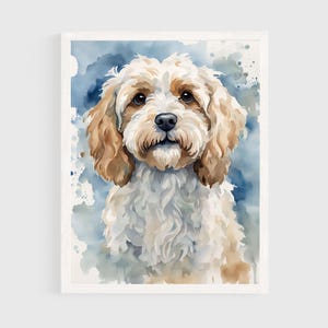 Pode incluir: Retrato em aquarela emoldurado de um cão Cavapoo. O cão tem uma pelagem creme e marrom, com orelhas e olhos marrons. O fundo apresenta aguadas azuis, criando uma estética artística suave.