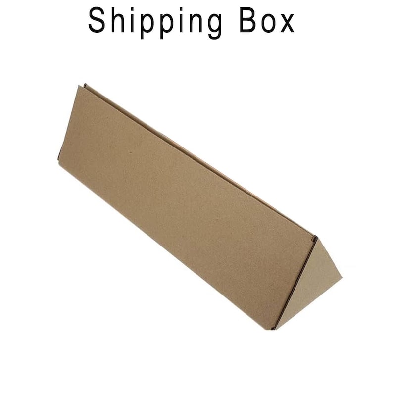 Pode incluir: Uma caixa de envio triangular feita de papel&atilde;o marrom. O texto Shipping Box est&aacute; impresso em preto acima do objeto. A caixa apresenta um lado retangular longo e dois pain&eacute;is finais triangulares, proporcionando uma estrutura resistente.