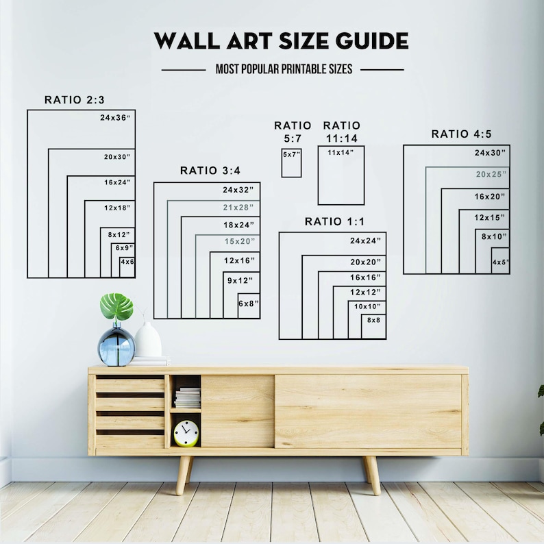 Pode incluir: Um guia de tamanhos para arte de parede exibindo as propor&ccedil;&otilde;es 2:3, 3:4, 5:7, 11:14, 4:5 e 1:1 com v&aacute;rias dimens&otilde;es em polegadas. O gr&aacute;fico &eacute; exibido acima de um aparador de madeira clara com um vaso de vidro azul e um rel&oacute;gio branco.