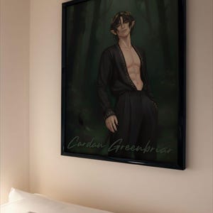 Peut inclure: Impression d'art encadr&eacute;e repr&eacute;sentant une illustration num&eacute;rique d'une personne aux oreilles pointues, v&ecirc;tue de noir et d'une couronne. L'&oelig;uvre est plac&eacute;e sur un fond de for&ecirc;t vert fonc&eacute;. Le texte "Cardan Greenbriar" est &eacute;crit en cursive en bas.