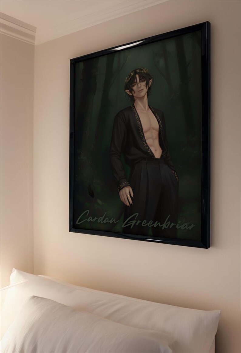 Peut inclure: Impression d'art encadr&eacute;e repr&eacute;sentant une illustration num&eacute;rique d'une personne aux oreilles pointues, v&ecirc;tue de noir et d'une couronne. L'&oelig;uvre est plac&eacute;e sur un fond de for&ecirc;t vert fonc&eacute;. Le texte "Cardan Greenbriar" est &eacute;crit en cursive en bas.