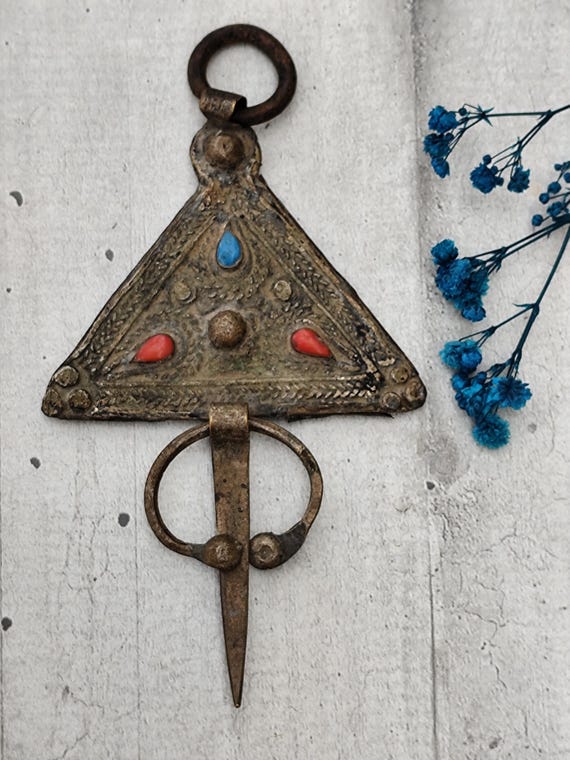 Ancien Pendentif En Métal Argenté Régionale Créateur Blason Religieux