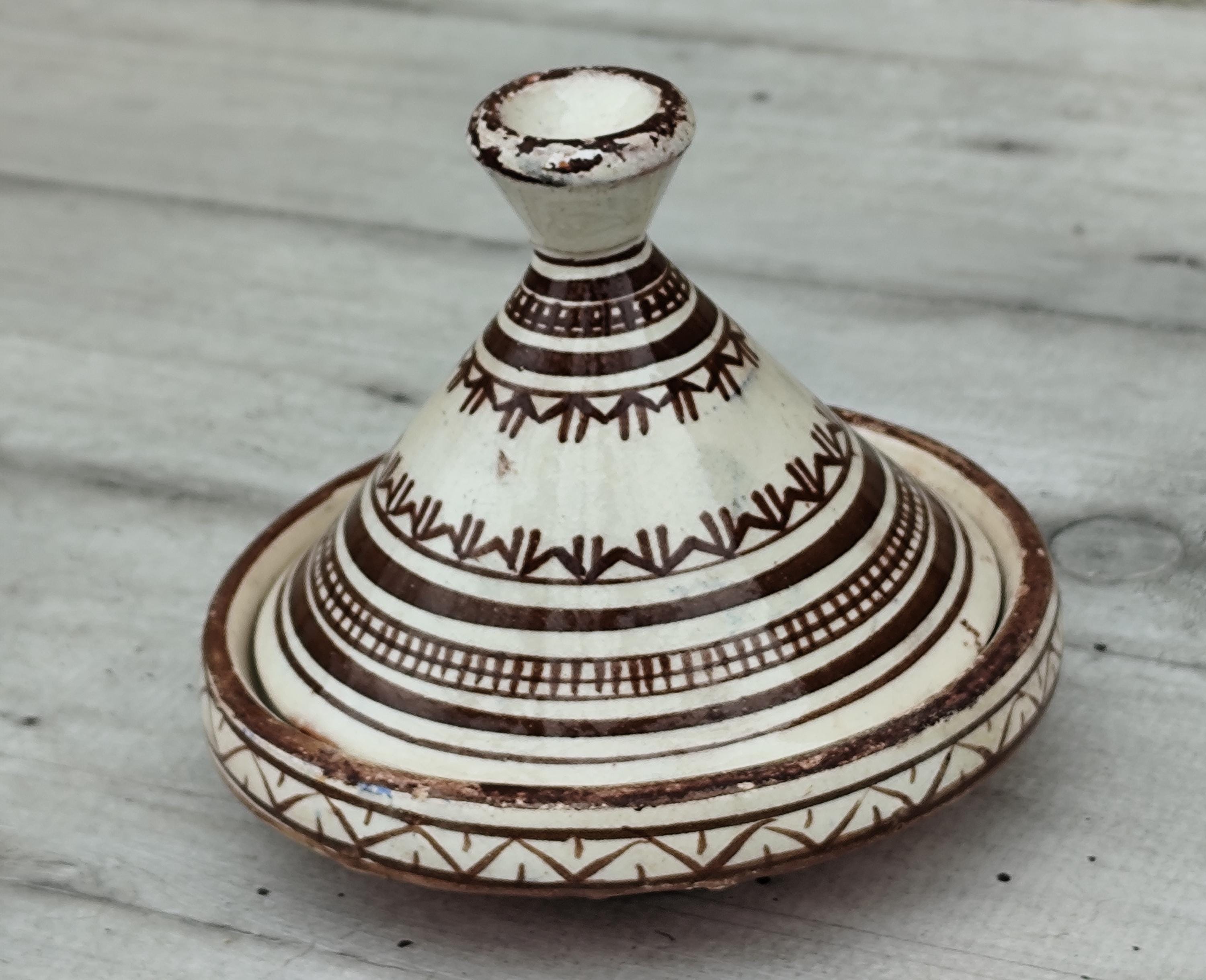 Plat à tajine en terre cuite de safi,Tajine, tajine marocain, tajine fait main, tajine noir et blanc, décor marocain, tajine peint à la main