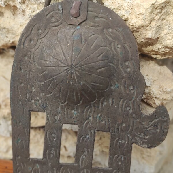 très ancienne représentation de la main de Fatima en bronze