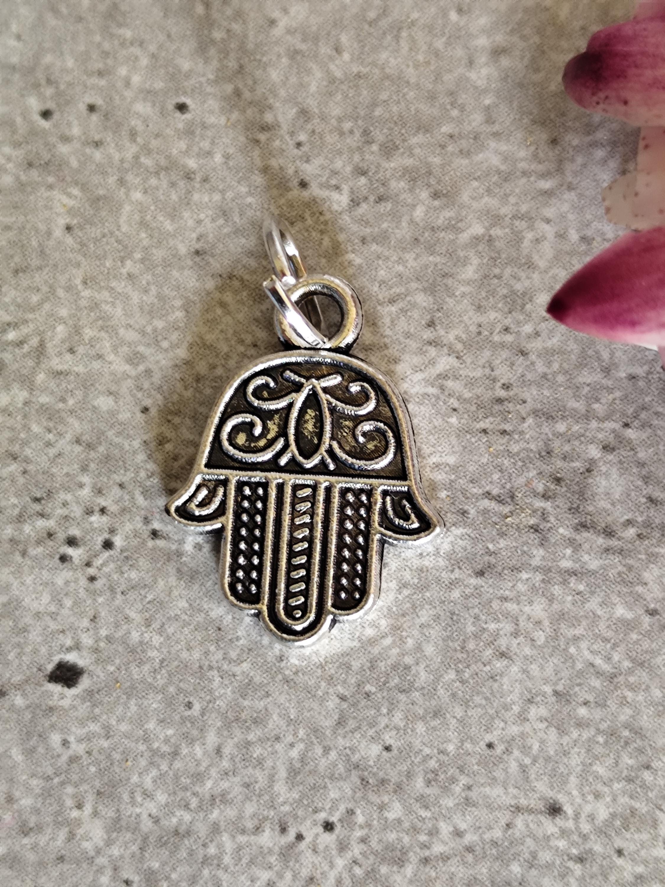 Pendentif Main de Fatma ajourée et lune (or blanc 375 Pendentif Main de Fatma ajourée et lune (or blanc 375