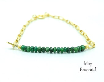 Bracciale smeraldo, regali di compleanno per lei, gioielli Birthstone di maggio, regali da damigella d'onore, braccialetto delicato, braccialetto bar minimalista smeraldo