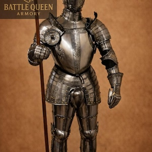 Peut inclure: Armure médiévale complète en métal poli, avec des détails complexes et des rivets. L'armure comprend un casque, une cuirasse et une protection des jambes. Une lance est tenue, et le texte "BATTLE QUEEN ARMORY" est visible.