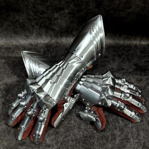 Mittelalterliche Stahlhandschuhe - Ritterhandschuhe: Gotische Panzerhandschuhe mit Fingerschutz