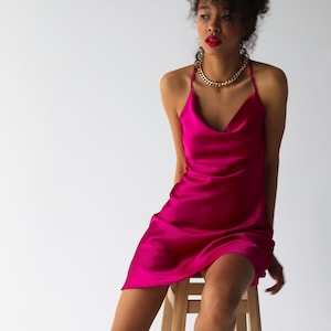 Vestido lencero de seda fucsia: minivestido camisola con corte al bies