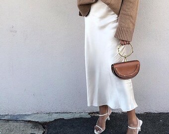 white satin skirt in spanish