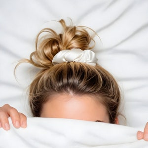 Ivory Silk Scrunchie: Haargummi aus weichem Satin