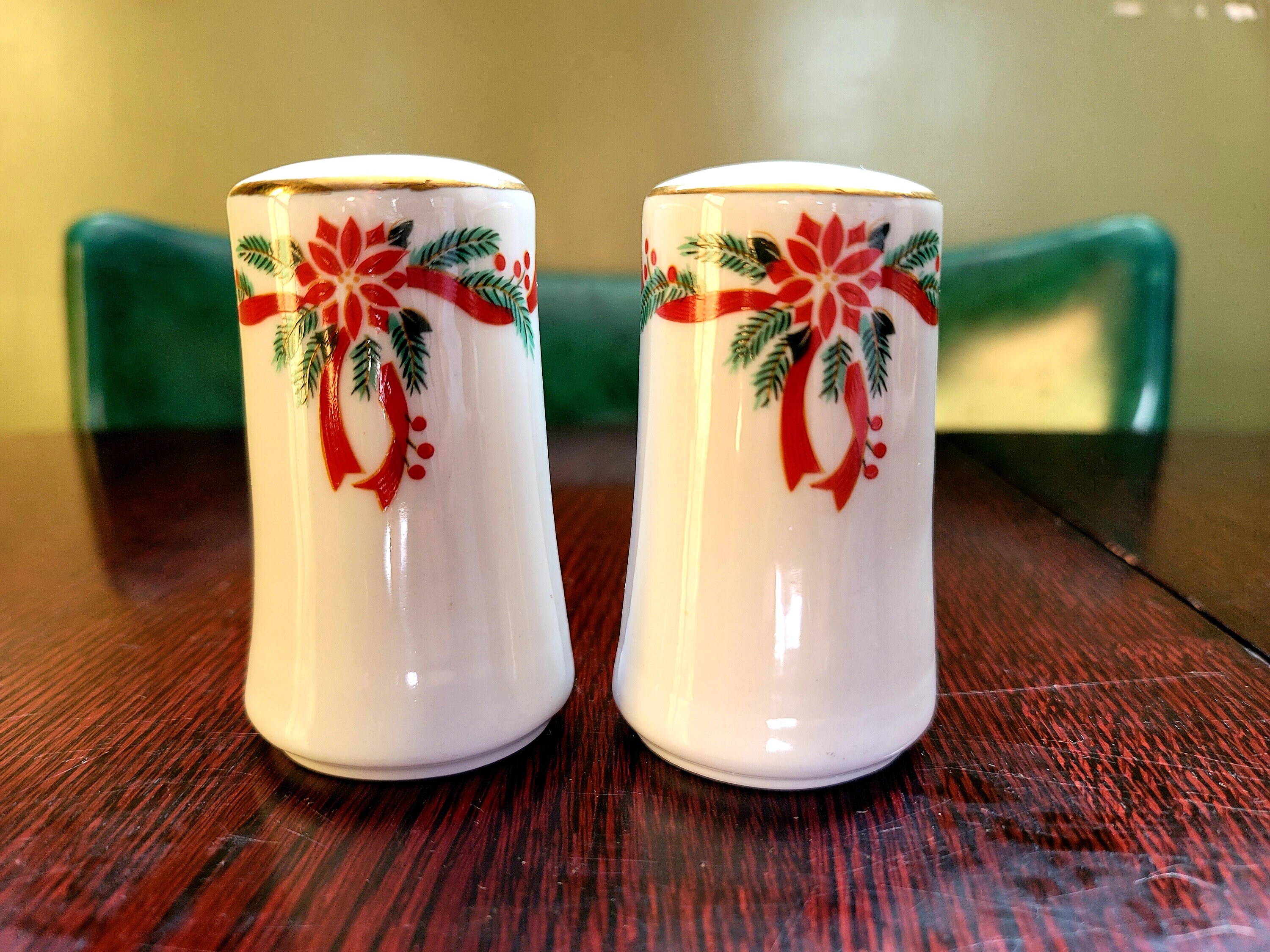 Christmas Light Bulb Salt & Pepper Shakers with Box – Treasures Under Sugar  Loaf – Antiques, Collectibles, Home Decor and More