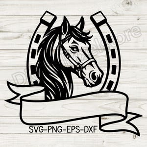Może przedstawiać: Czarno-biały projekt graficzny przedstawiający głowę konia, podkowę i transparent. Koń ma na sobie uzdę. Transparent jest pusty, a pod nim znajduje się tekst "SVG-PNG-EPS-DXF". Projekt umieszczono na tle jasnego drewna.