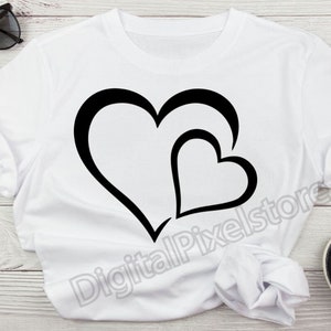 Pode incluir: Camiseta branca com um gr&aacute;fico preto de dois cora&ccedil;&otilde;es sobrepostos.