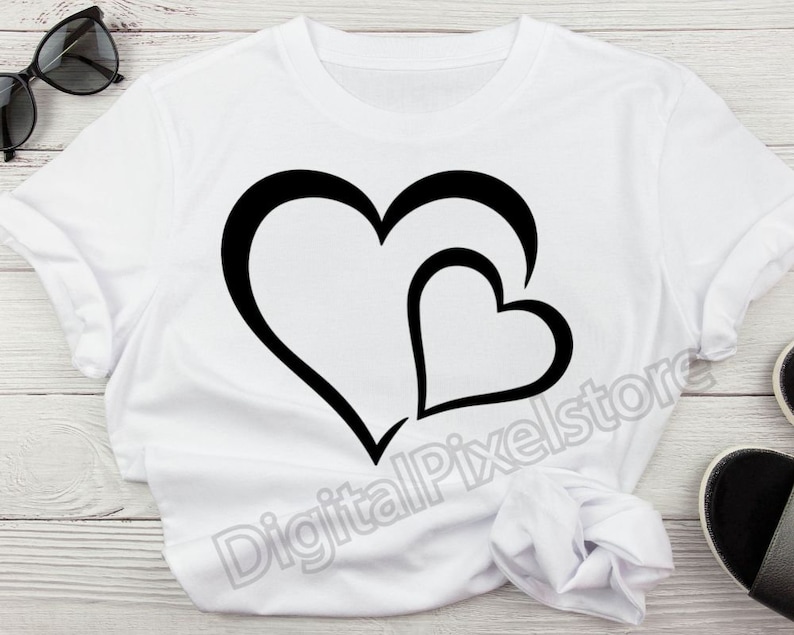 Pode incluir: Camiseta branca com um gr&aacute;fico preto de dois cora&ccedil;&otilde;es sobrepostos.