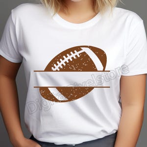 Pode incluir: Camiseta branca com um gr&aacute;fico de futebol americano marrom desbotado dividido ao meio com um espa&ccedil;o em branco para texto.