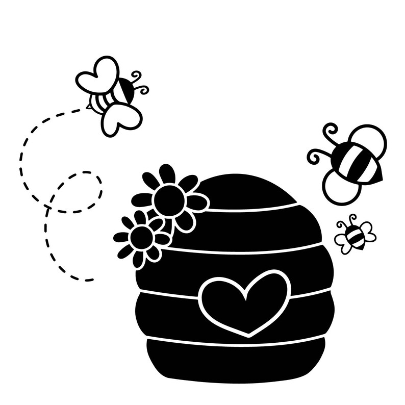 Op de afbeelding: Zwart-witte illustratie van een bijenkorf met een hartvorm aan de voorkant. Er zijn drie bijen en drie bloemen rond de bijenkorf.