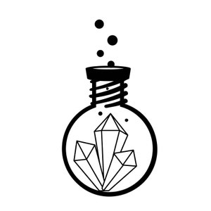 Peut inclure: Une illustration en noir et blanc d'une bouteille en verre avec un bouchon en li&egrave;ge et un motif en spirale. &Agrave; l'int&eacute;rieur de la bouteille se trouvent trois formes cristallines.