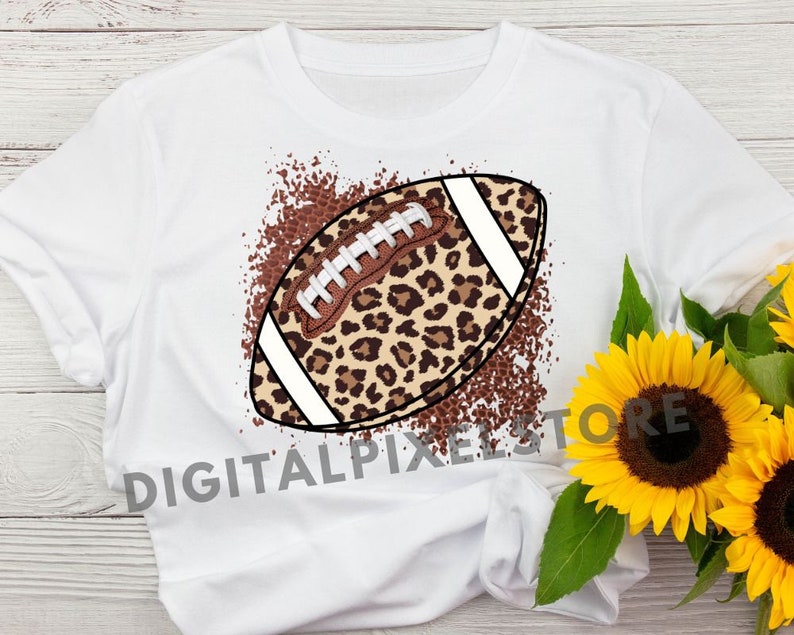 Pu&ograve; includere: Maglietta bianca con un design a forma di pallone da football con stampa leopardata marrone e nera. Il pallone da football &egrave; circondato da schizzi di vernice marrone.
