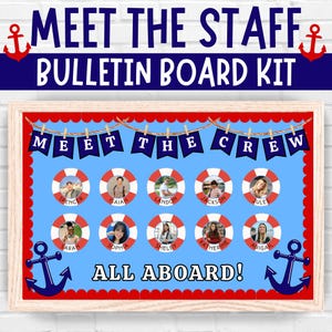 Può includere: Un kit per bacheca a tema nautico con il testo "MEET THE STAFF" e "BULLETIN BOARD KIT" in alto. La bacheca presenta uno sfondo blu con accenti rossi, cornici per foto in stile salvagente e le parole "ALL ABOARD!"