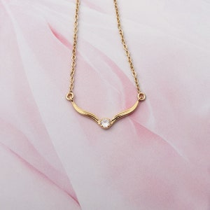 Colar de barra curvada chevron de ouro brilhante, joias solitárias, colar cúbico, chevron cúbico micro pave, colar de barra dobrada cúbica de ouro