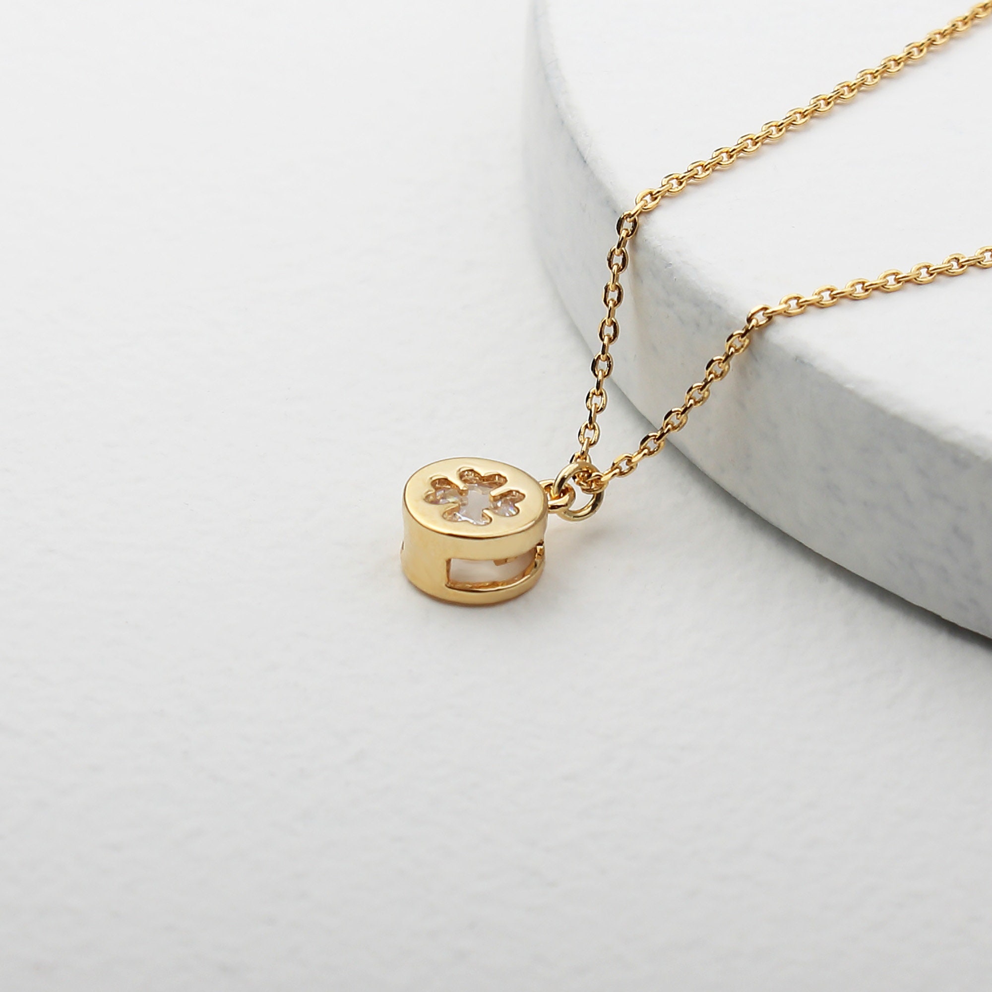 Collana oro bianco ciondolo fiore con zaffiri e diamante