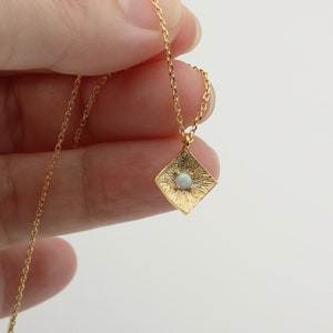 Matt Gold Strukturierte Raute mit Opal Halskette, Quadrat Medaillon Opal Stein Halskette für beste Freunde Geschenk
