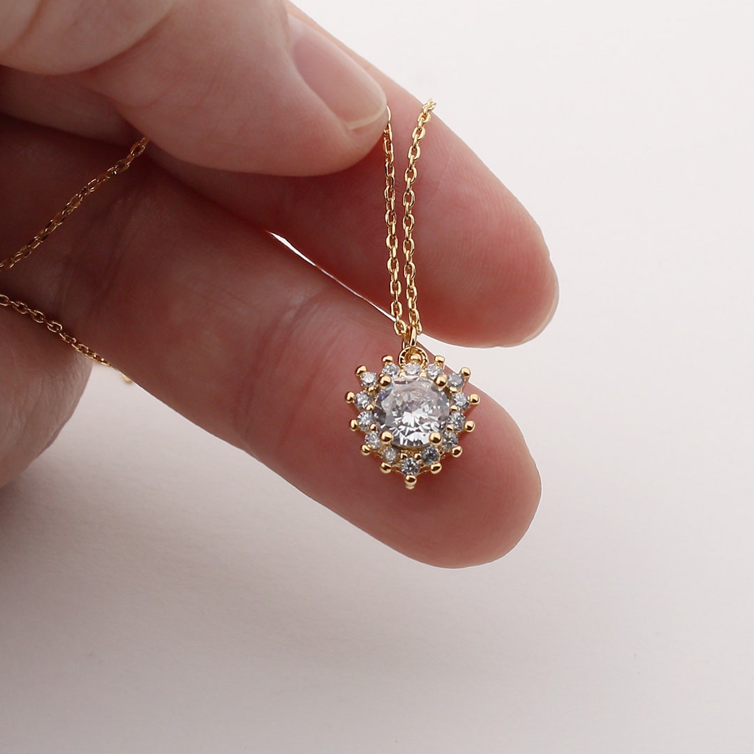 Collana con ciondolo a forma di colibrì in zirconia cubica circolare in oro 10K