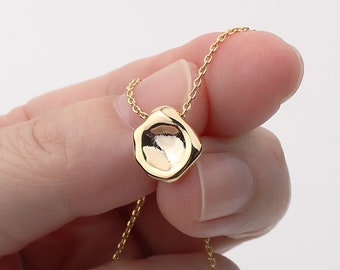 Collar con moneda de oro martillado y delicado medallón colgante
