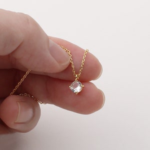 Zierliche Gold Layering Halskette, Runde kubische Anhänger Halskette, Solitär kubische Halskette, 5mm Kubische Kreis Halskette, Gold Schmuck Geschenke