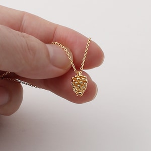 Glänzende Tannenzapfen Halskette, zierliche Gold Tannenzapfen Halskette, Tannenzapfen Schmuck, Pflanze Halskette, Naturliebhaber, Geschenk für Frauen