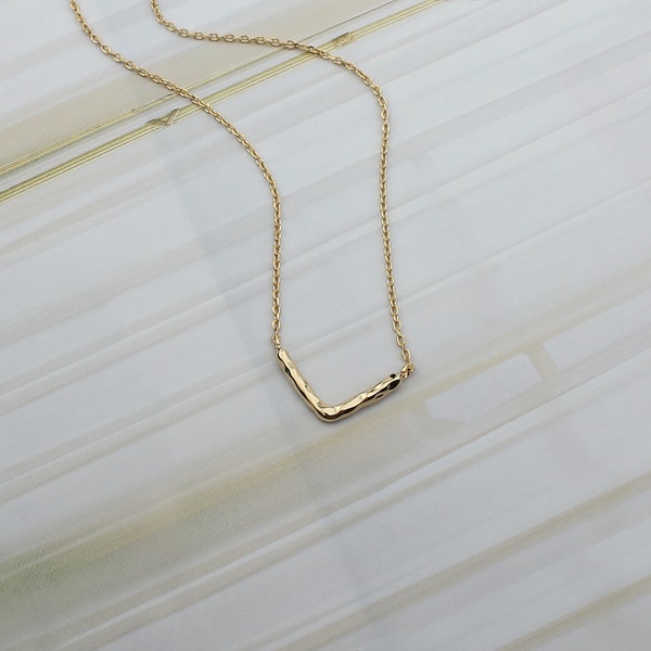 Collier Chevron, Collier de Barre V Martelé en Or Brillant, Bijoux Bonne Chance, Collier barre Courbée en Or, Bijoux Géométriques, Collier de Superposition