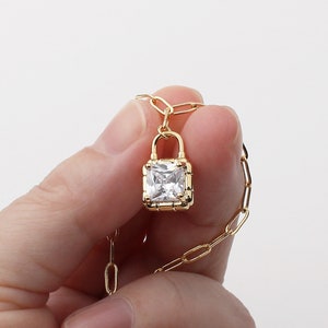 Zierliche goldfarbene Halsketten für Frauen, Quadratische Kubische Anhänger Halskette, Solitär CZ Halskette, Minimal Schmuck für Frauen
