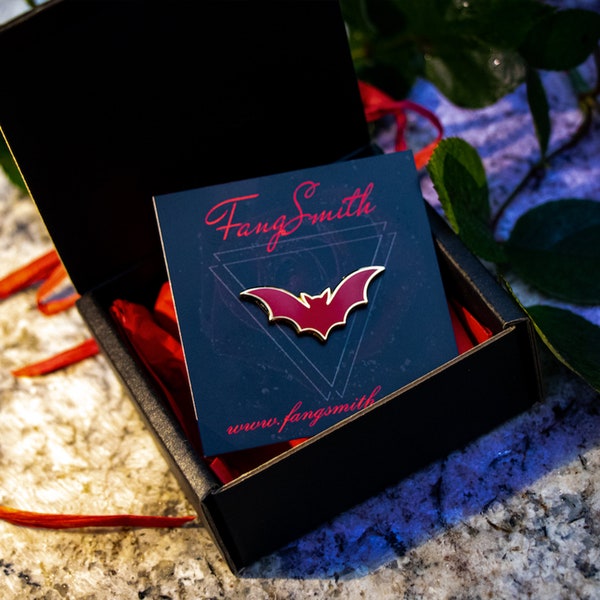 Pin de murciélago de esmalte rojo y caja de regalo oscura / Regalo para un gótico