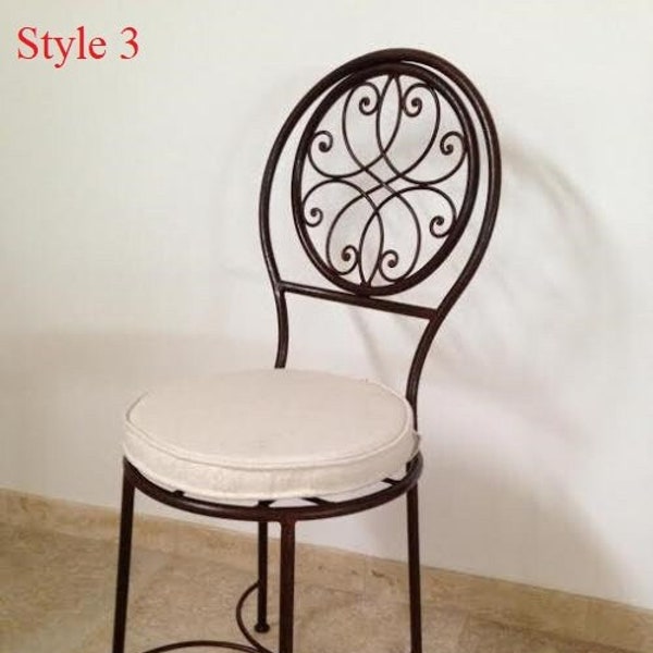 Silla de hierro hecha a mano marroquí, silla de exterior pintada a mano, taburete de hierro negro, cómoda silla de hierro; Silla de forja con cojín blanco.