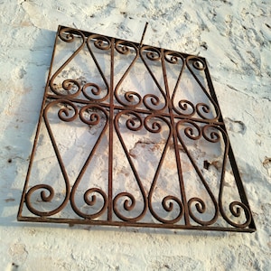 Rejilla decorativa de metal forjado, ventanas con dibujos de hierro forjado; hecho a mano