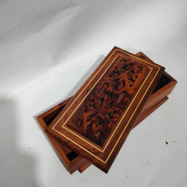 Urne En Bois Faite À La Main Gravée À La Main Boîte À Bijoux Pour