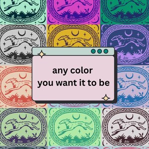 Op de afbeelding: Een herhalend patroon van ovale ontwerpen, elk met een rennend honden silhouet, een halve maan en sterren. De ontwerpen zijn in verschillende kleuren, waaronder groen, paars en geel. De tekst "any color you want it to be" wordt weergegeven op een roze achtergrond.