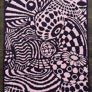 Könnte beinhalten: Rustikales Holzschild mit dem Text "Welcome to our home" in weißer Schrift. Das Schild hat eine Used-Optik und ein schlichtes, einladendes Design, ideal für die Haustür.