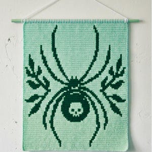 Black widow spider Tapestry crochet + Overlay mosaic crochet pattern – Critter knit wall hanging PDF