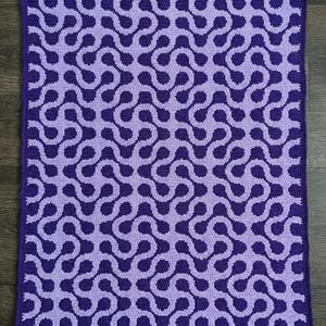 Op de afbeelding: Een set van drie keramische mokken met een gespikkelde, matte afwerking. De mokken zijn in de kleuren crème, lichtgrijs en donkergrijs. Elke mok heeft een eenvoudig, minimalistisch ontwerp, perfect voor koffie of thee.