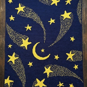 Puede incluir: Una manta de ganchillo azul marino con un diseño celestial. Estrellas amarillas, estrellas fugaces y una luna creciente están presentes. La manta está hecha de hilo suave y es adecuada para un bebé o niño. Mide aproximadamente 127 cm x 152 cm.