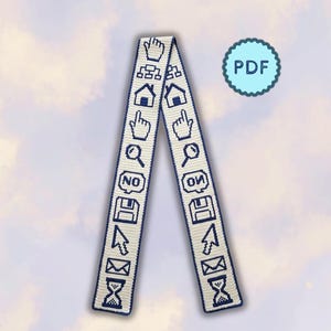 Pode incluir: Uma tira de tecido longa e estreita em tom de branco sujo com uma borda azul-escura, apresentando um padrão repetitivo de ícones de computador pixelizados, incluindo um cursor de mão, casa, lupa, disquete, seta, envelope e ampulheta. Um emblema circular azul de PDF está presente.